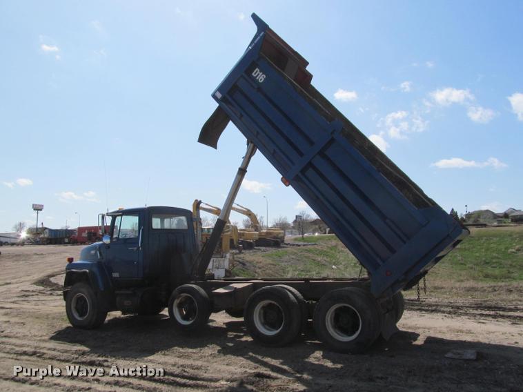 image for item K3952 1986 Ford 8000 dump truck