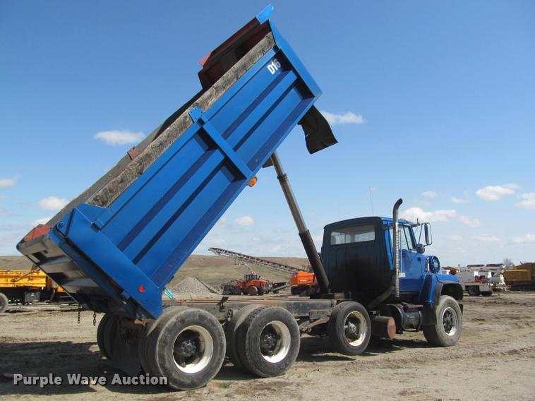 image for item K3952 1986 Ford 8000 dump truck