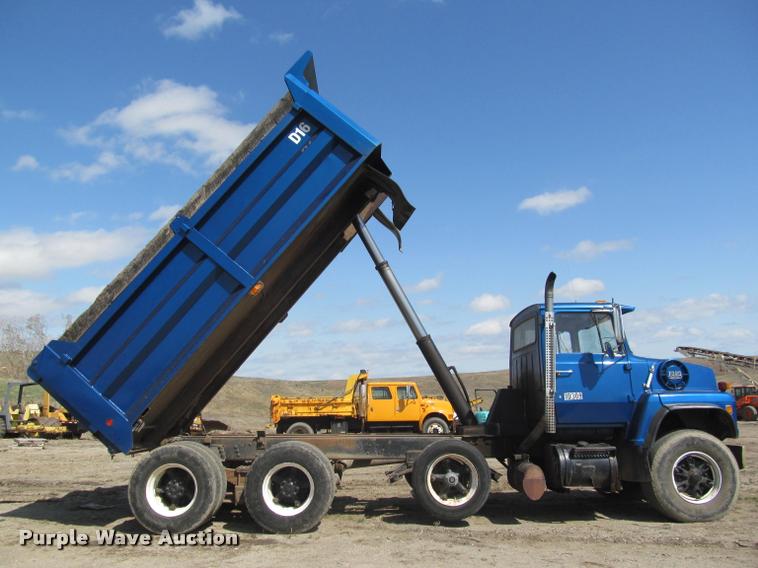 image for item K3952 1986 Ford 8000 dump truck