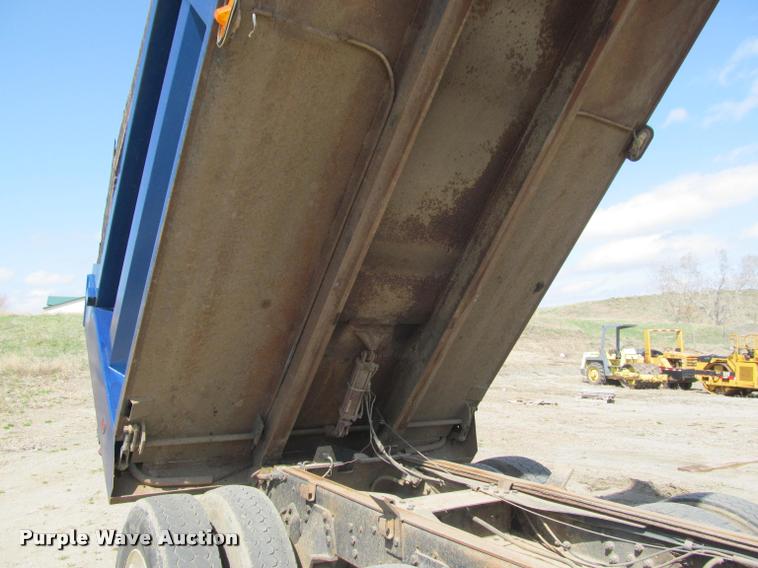 image for item K3952 1986 Ford 8000 dump truck