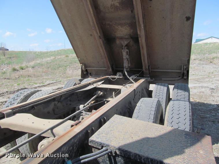 image for item K3952 1986 Ford 8000 dump truck