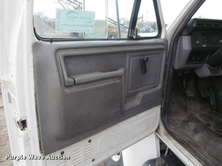 image for item K3982 1997 Ford F800 bucket truck