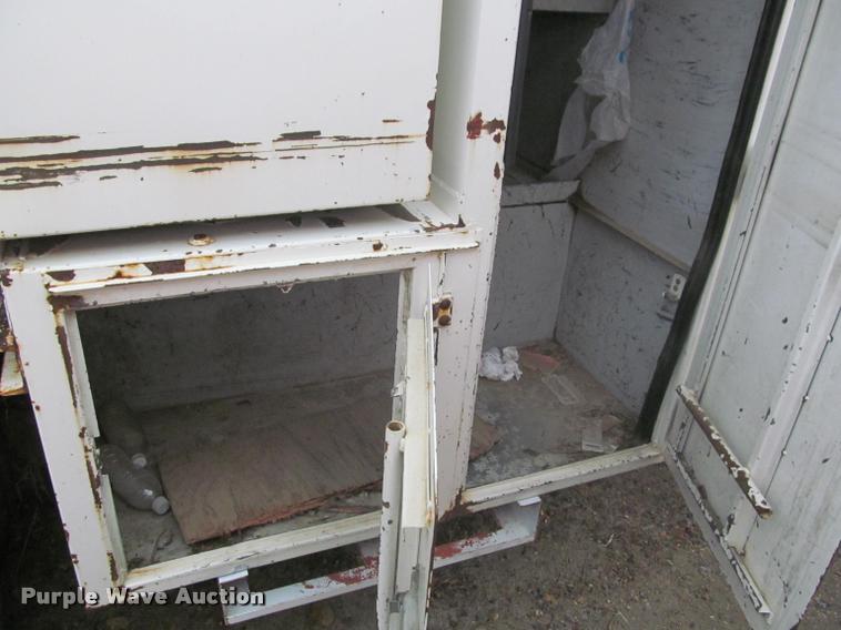 image for item K3982 1997 Ford F800 bucket truck