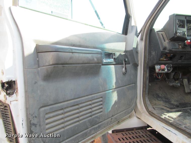 image for item K3988 1995 GMC TopKick TC7H064 flatbed truck with crane