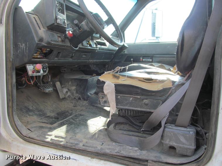 image for item K3988 1995 GMC TopKick TC7H064 flatbed truck with crane