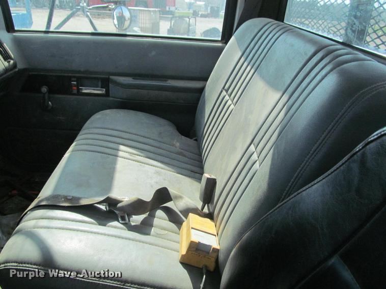 image for item K3988 1995 GMC TopKick TC7H064 flatbed truck with crane