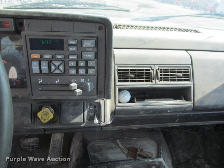 image for item K3988 1995 GMC TopKick TC7H064 flatbed truck with crane