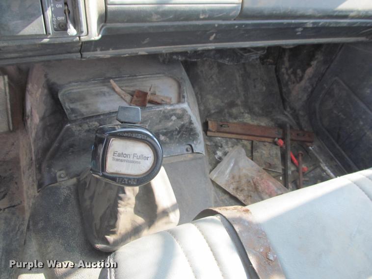 image for item K3988 1995 GMC TopKick TC7H064 flatbed truck with crane