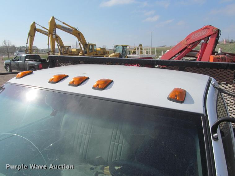 image for item K3988 1995 GMC TopKick TC7H064 flatbed truck with crane