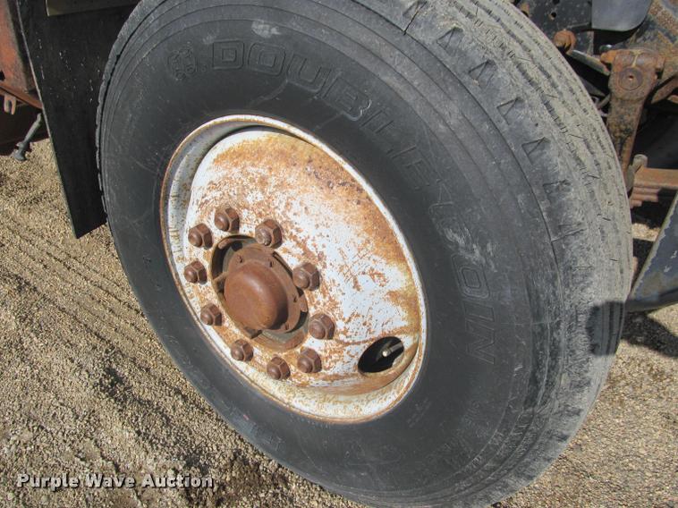 image for item K3988 1995 GMC TopKick TC7H064 flatbed truck with crane