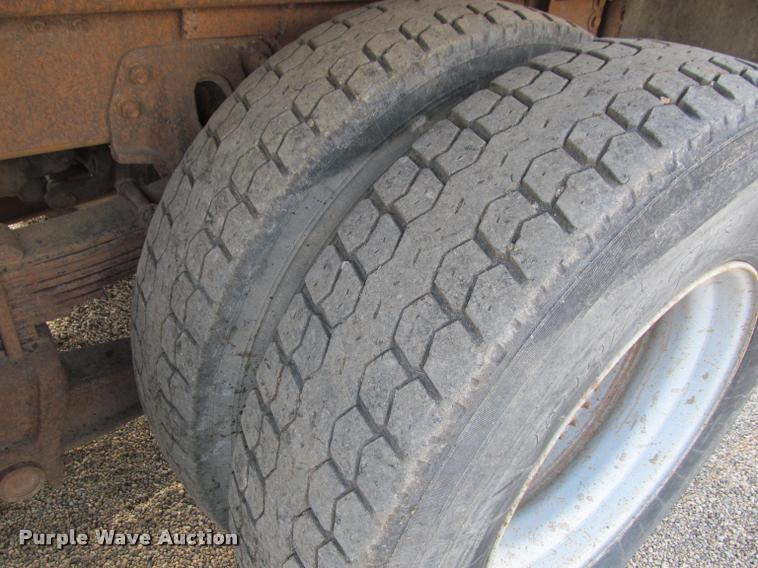 image for item K3988 1995 GMC TopKick TC7H064 flatbed truck with crane