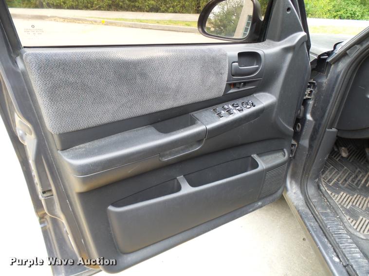 image for item CC9114 2004 Dodge Dakota Quad Cab pickup truck