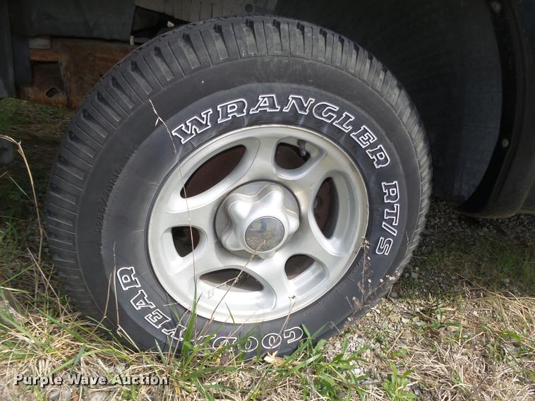 image for item DA0666 1997 Ford F150 XLT pickup truck