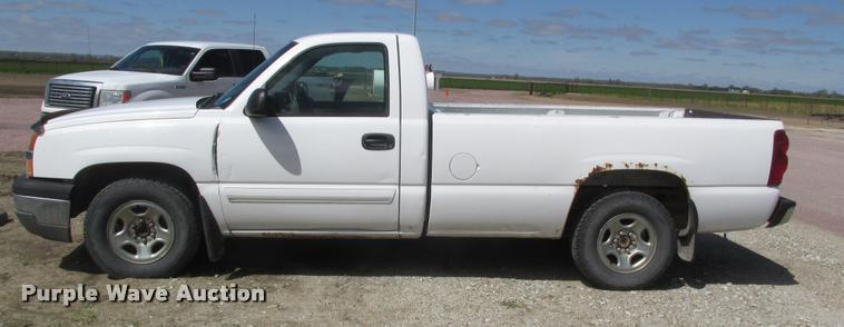 image for item DA0682 2003 Chevrolet Silverado 1500 pickup truck