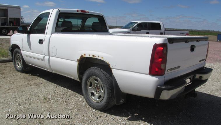 image for item DA0682 2003 Chevrolet Silverado 1500 pickup truck