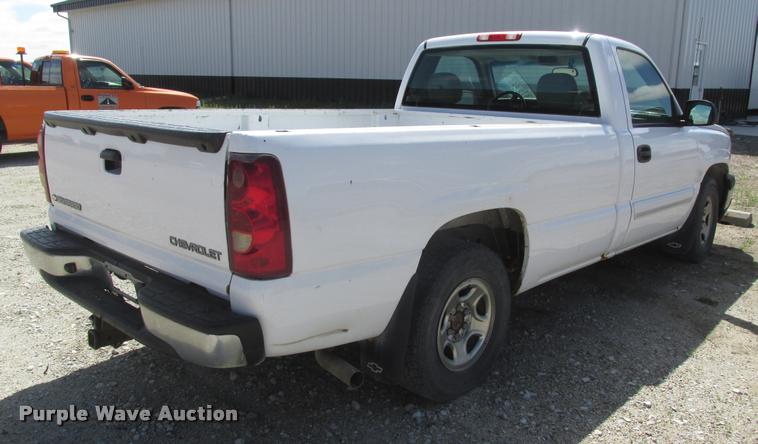 image for item DA0682 2003 Chevrolet Silverado 1500 pickup truck
