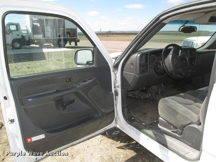 image for item DA0682 2003 Chevrolet Silverado 1500 pickup truck