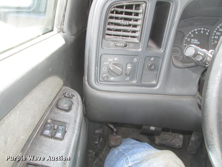 image for item DA0682 2003 Chevrolet Silverado 1500 pickup truck