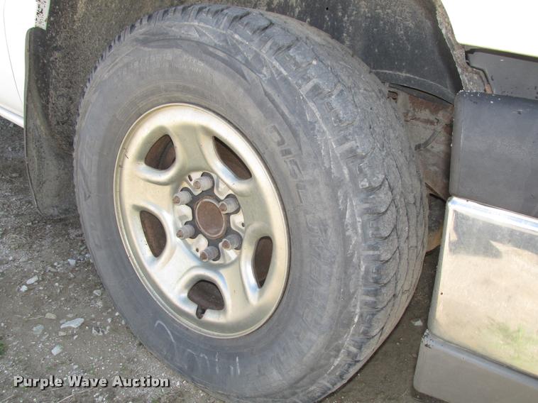 image for item DA0682 2003 Chevrolet Silverado 1500 pickup truck