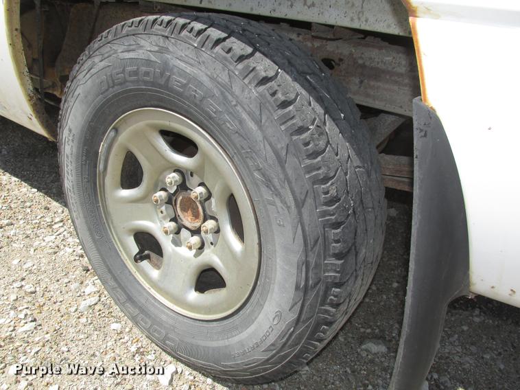 image for item DA0682 2003 Chevrolet Silverado 1500 pickup truck