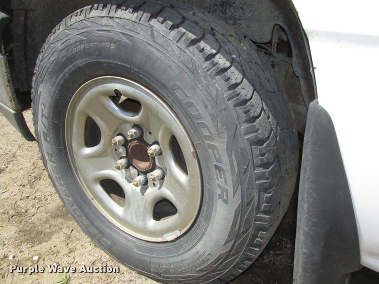 image for item DA0682 2003 Chevrolet Silverado 1500 pickup truck