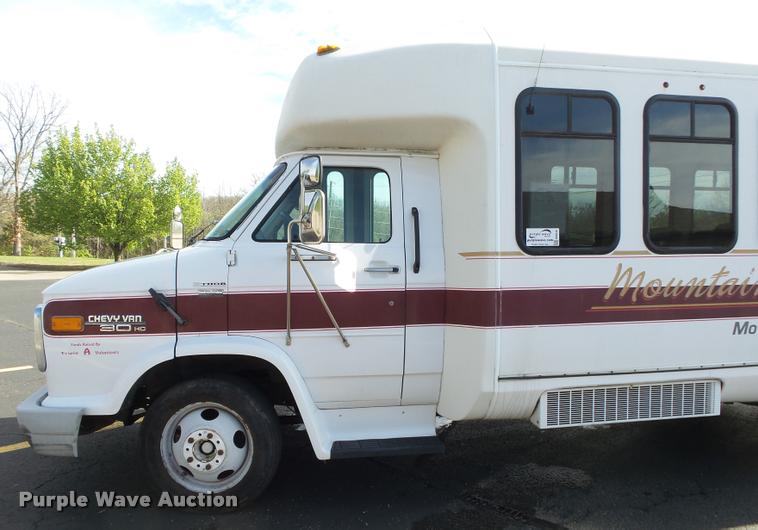 image for item DA2648 1995 Chevrolet 30 HD shuttle bus