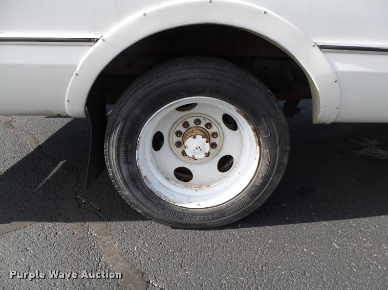 image for item DA2648 1995 Chevrolet 30 HD shuttle bus