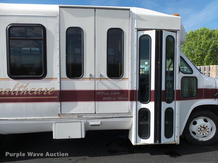 image for item DA2648 1995 Chevrolet 30 HD shuttle bus