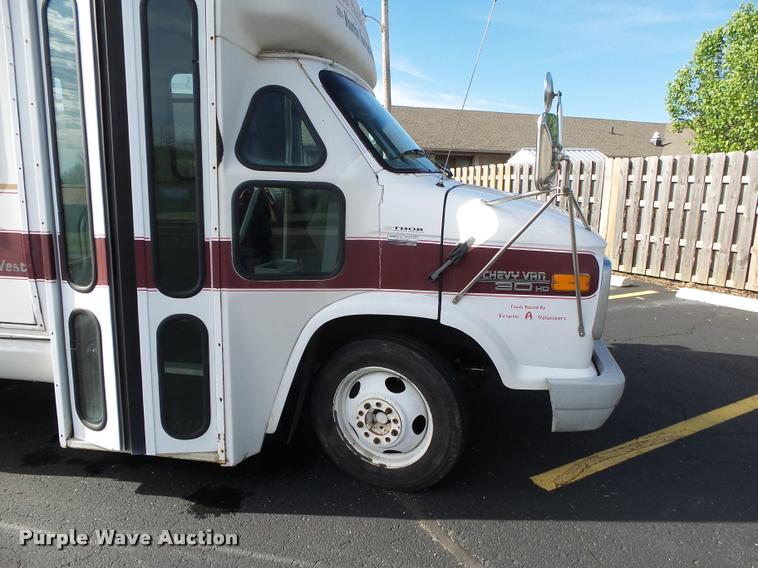image for item DA2648 1995 Chevrolet 30 HD shuttle bus