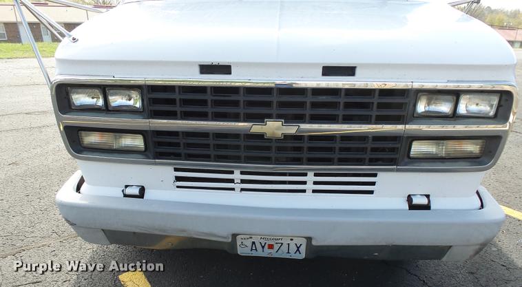 image for item DA2648 1995 Chevrolet 30 HD shuttle bus