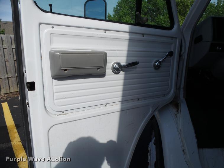 image for item DA2648 1995 Chevrolet 30 HD shuttle bus