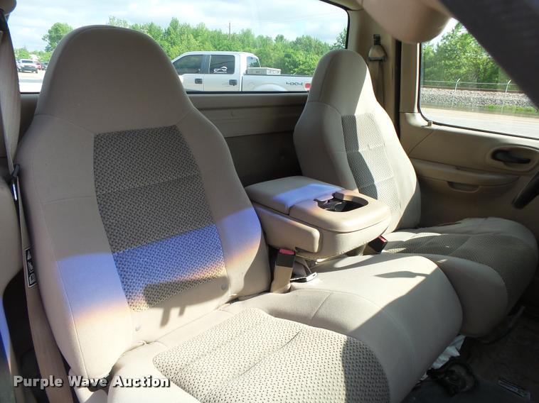 image for item DA2674 2002 Ford F150 XL pickup truck