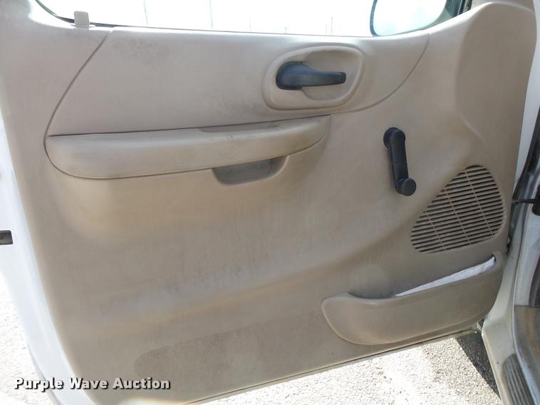 image for item DA2674 2002 Ford F150 XL pickup truck