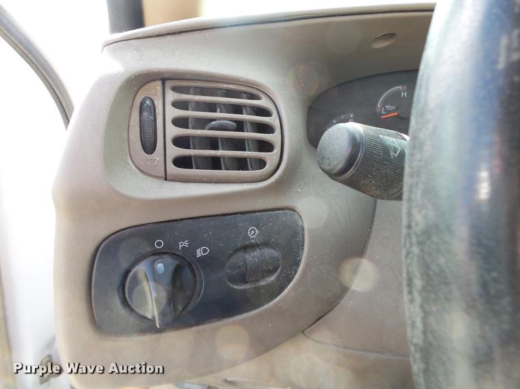 image for item DA2674 2002 Ford F150 XL pickup truck