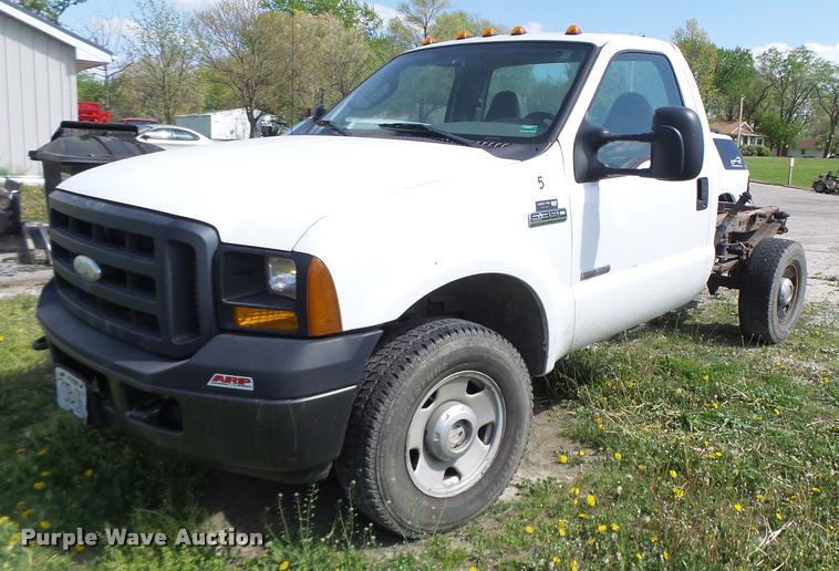 image for item DA3468 2006 Ford F350 Super Duty pickup truck chassis