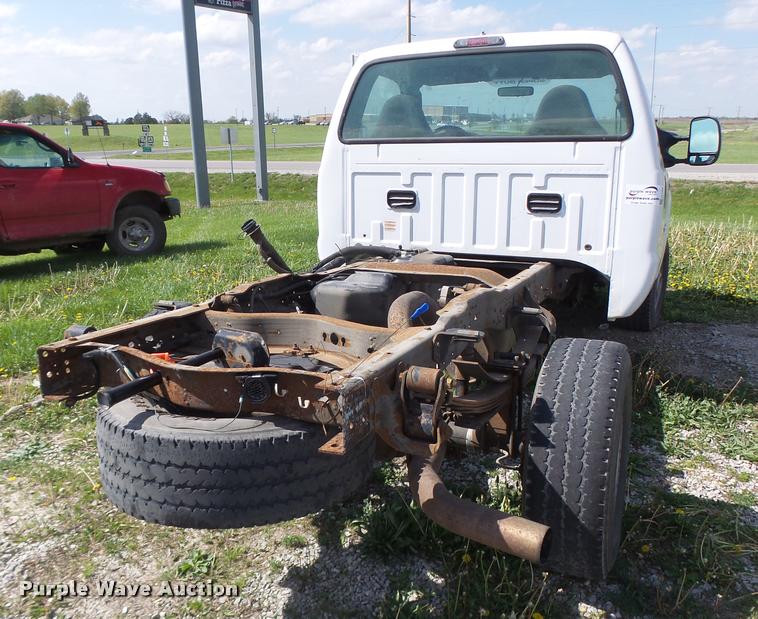 image for item DA3468 2006 Ford F350 Super Duty pickup truck chassis