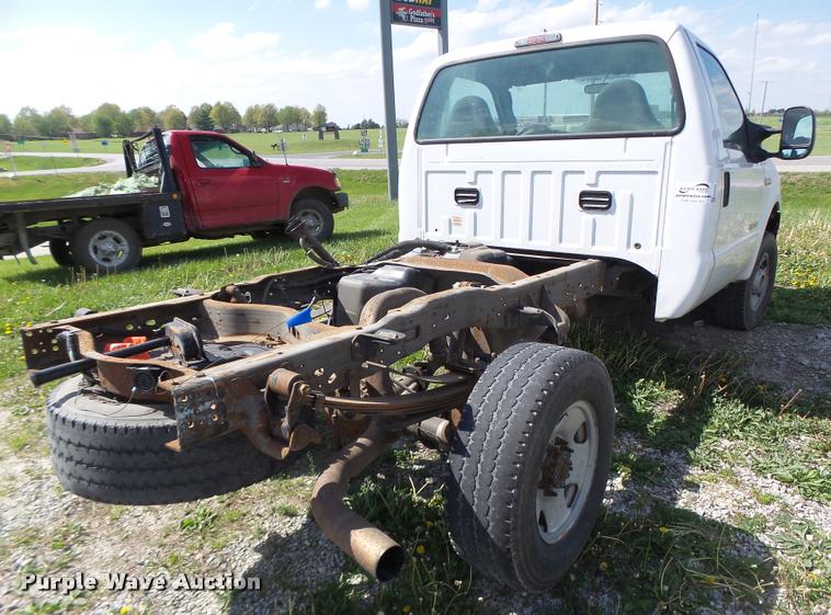image for item DA3468 2006 Ford F350 Super Duty pickup truck chassis