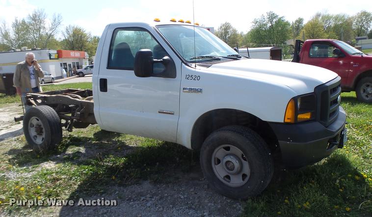image for item DA3468 2006 Ford F350 Super Duty pickup truck chassis