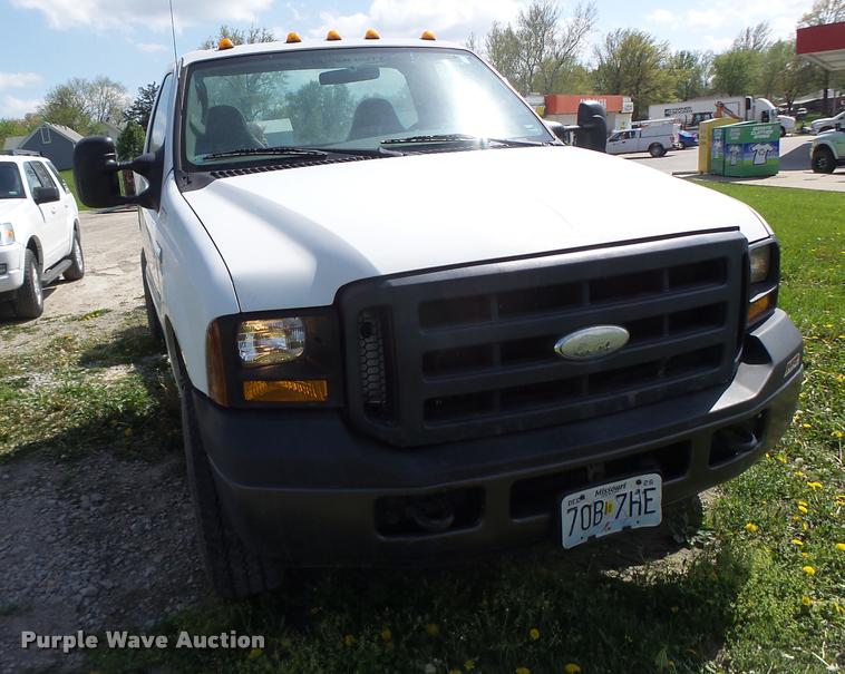 image for item DA3468 2006 Ford F350 Super Duty pickup truck chassis