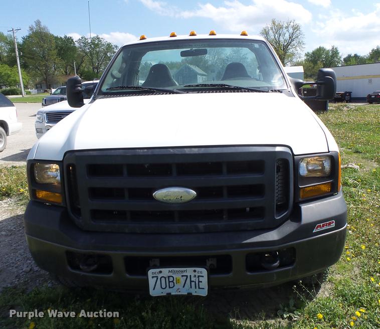 image for item DA3468 2006 Ford F350 Super Duty pickup truck chassis