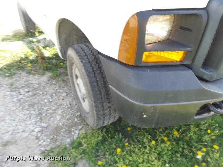 image for item DA3468 2006 Ford F350 Super Duty pickup truck chassis