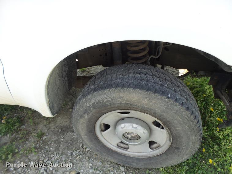 image for item DA3468 2006 Ford F350 Super Duty pickup truck chassis