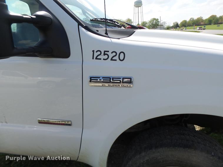 image for item DA3468 2006 Ford F350 Super Duty pickup truck chassis