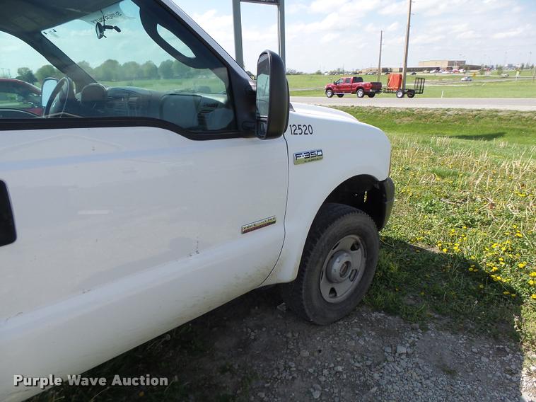 image for item DA3468 2006 Ford F350 Super Duty pickup truck chassis