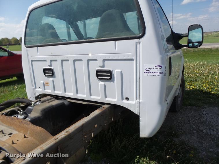 image for item DA3468 2006 Ford F350 Super Duty pickup truck chassis