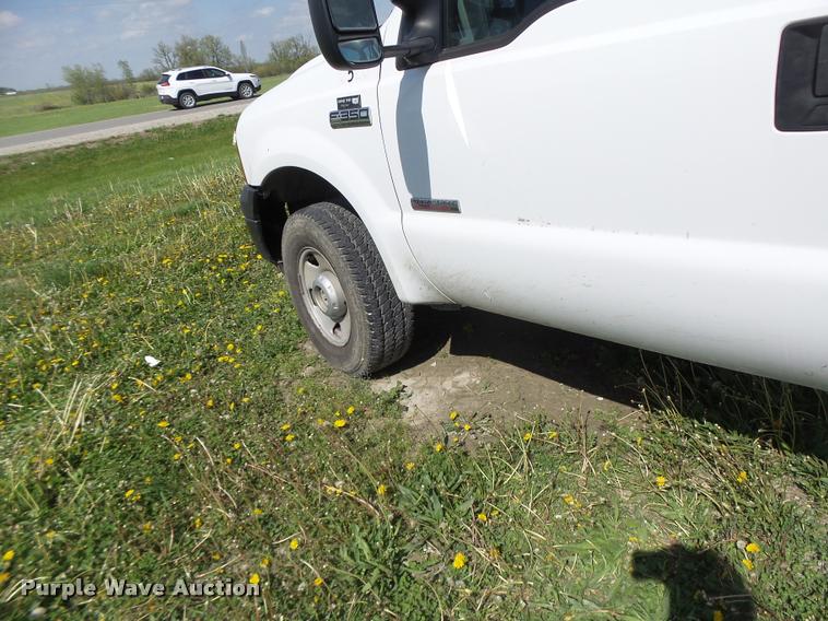 image for item DA3468 2006 Ford F350 Super Duty pickup truck chassis
