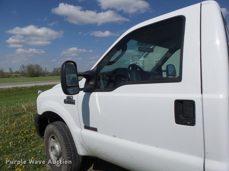 image for item DA3468 2006 Ford F350 Super Duty pickup truck chassis