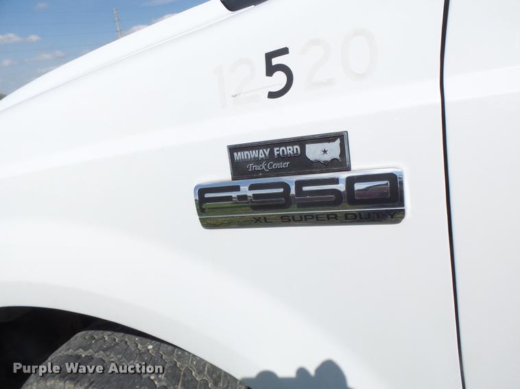 image for item DA3468 2006 Ford F350 Super Duty pickup truck chassis