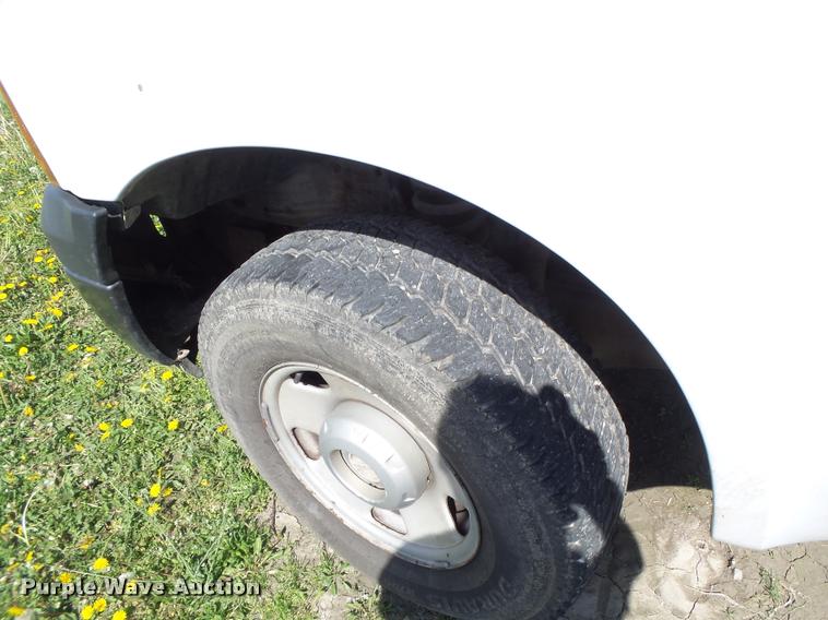 image for item DA3468 2006 Ford F350 Super Duty pickup truck chassis