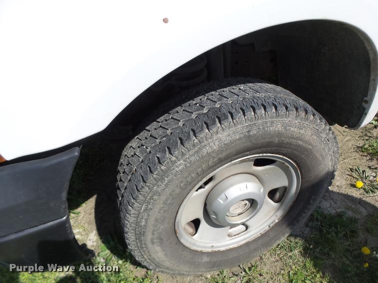 image for item DA3468 2006 Ford F350 Super Duty pickup truck chassis